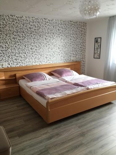 Schwarzenbach an der SaaleにあるFerienwohnung Waldhütterの部屋の中に大きなベッドがある寝室