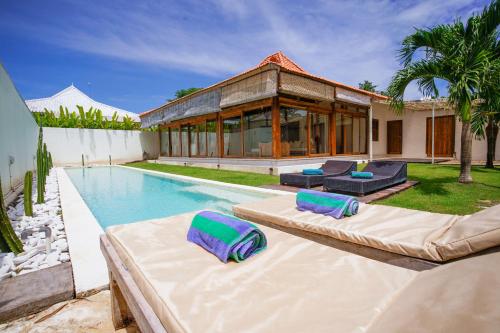 a villa with a swimming pool and a house at Villa Ale Bingin in Uluwatu
