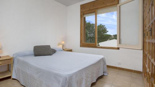 una camera da letto con un letto e una finestra di I-23 - Calella de Palafrugell a Calella de Palafrugell