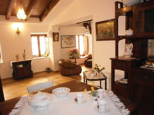 una sala de estar con una mesa con platos. en La Chicca en Carrara