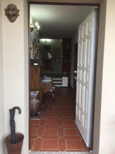 a hallway with a door leading to a room at B&B Filomena in Santa Giusta