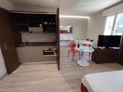 Кухня или мини-кухня в ALBA RESIDENCE
