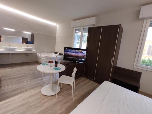 Кровать или кровати в номере ALBA RESIDENCE