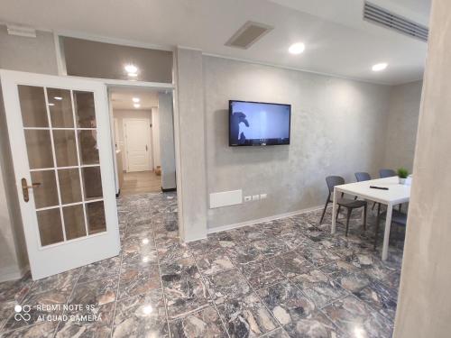 Телевизор и/или развлекательный центр в ALBA RESIDENCE