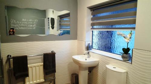 baño con lavabo y ventana en Gayton Bed & Breakfast, en Hampton in Arden