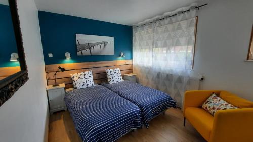 Un pat sau paturi într-o cameră la Maison Chez Lili à 200 m de la plage ,jardin privé et clos