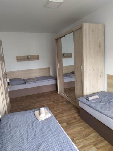 um quarto com duas camas e um espelho em Ubytování na statku Račice em Račice