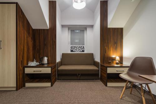 a waiting room with a chair and a table at Willa Lala in Szczawnica