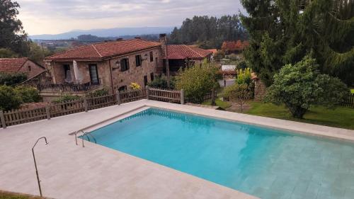 una gran piscina frente a una casa en Casa de Casal, en Lestedo