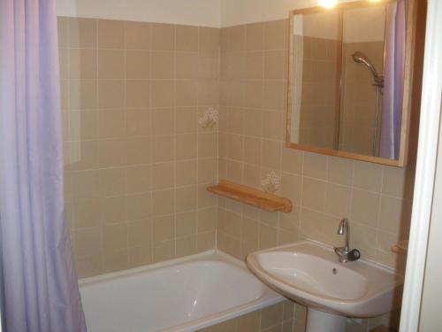 une salle de bain avec un lavabo, des toilettes et une baignoire dans l'établissement Les Chênes Blancs, à Gréoux-les-Bains