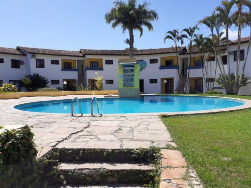 une piscine en face d'un bâtiment dans l'établissement La Corte Residencial AC, à Porto Seguro