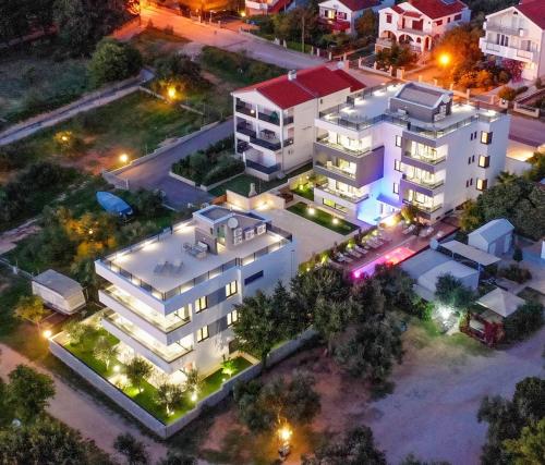 una vista aérea de un edificio por la noche en Villa Marija en Sveti Filip i Jakov