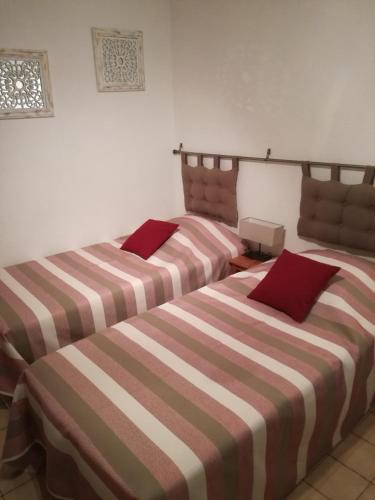 deux lits côte à côte dans une pièce dans l'établissement Les Chênes Blancs, à Gréoux-les-Bains