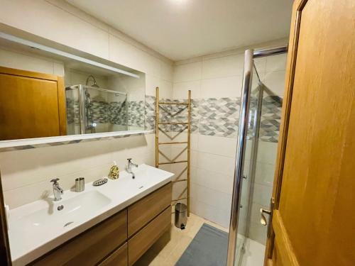 Fessenheim-le-BasにあるLa Ferme de Madeleineの洗面台とシャワー付きのバスルーム