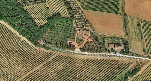 Luftansicht eines Betriebs auf einem Feld in der Unterkunft Villa Mozzafiato con Jacuzzi o Camino Toscana Montepulciano in Valiano