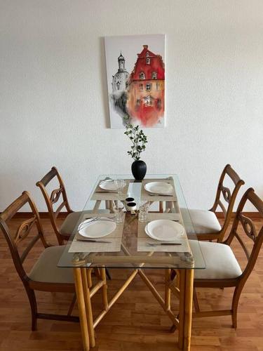 een eettafel met stoelen en een tafel met borden bij Atlantic view apartment at Formosa beach in Funchal