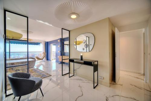 - un salon avec une table et un miroir dans l'établissement Cannes Luxury Rental - Magnificent Apartment With Sea View, à Cannes