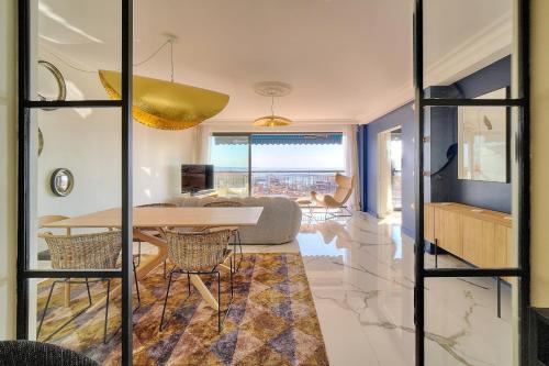 un salon avec une table et des chaises dans l'établissement Cannes Luxury Rental - Magnificent Apartment With Sea View, à Cannes