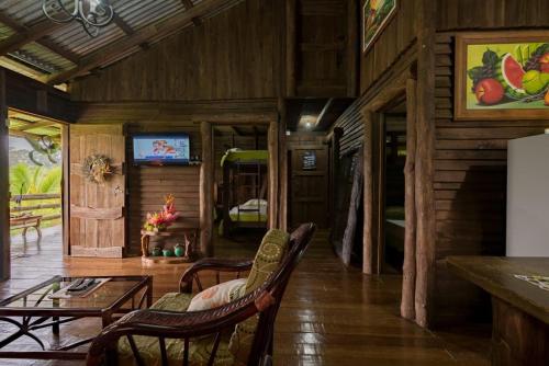 TV a/nebo společenská místnost v ubytování Cabañas Montañas del Tenorio