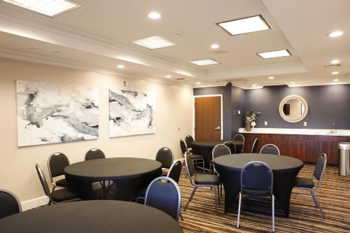 a conference room with tables and chairs and a counter at Baymont by Wyndham Jackson/Ridgeland in Jackson