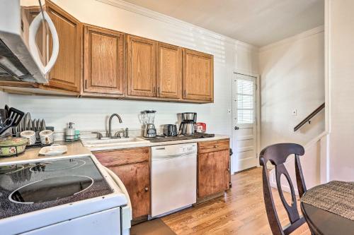 Una cocina o zona de cocina en Charming Long Island Apartment with Free WiFi!