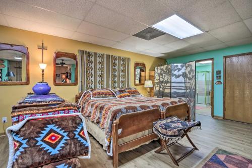 een slaapkamer met twee bedden en een raam bij 15 Mi to Niangua River Studio in Buffalo in Buffalo