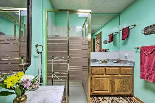 een badkamer met een douche en een wastafel bij 15 Mi to Niangua River Studio in Buffalo in Buffalo