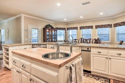 uma grande cozinha com um lavatório e algumas janelas em Huge Lake Arrowhead Home with 3 Decks and Grill! em Lake Arrowhead