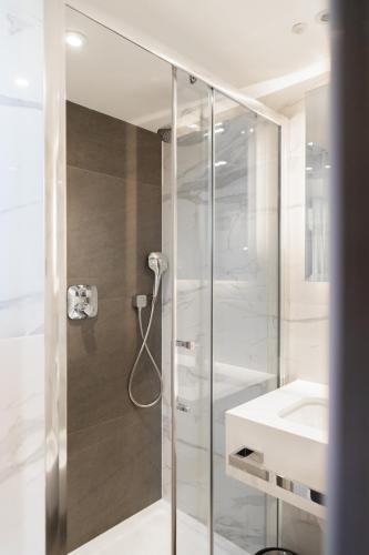 Ένα μπάνιο στο Merit Kensington Hotel