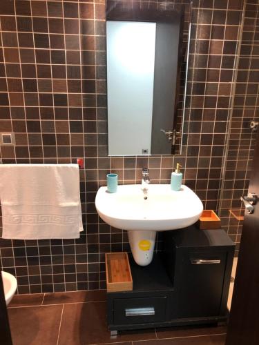 un bagno con lavandino e specchio di Apartamento Maracena Centro a Maracena