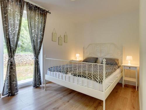 Postel nebo postele na pokoji v ubytování Holiday house in Nedescina with Terrace, Air conditioning, Wi-Fi, Washing machine (4816-1)