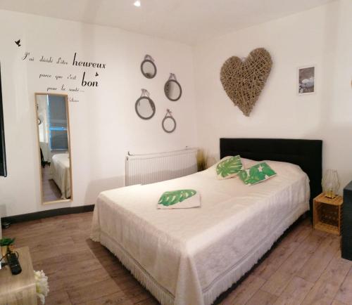 1 dormitorio con 1 cama y un cartel en la pared en CosyStudio Site du Futuroscope en Chasseneuil-du-Poitou