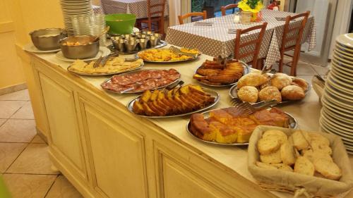 モンテカティーニ・テルメにあるHotel Giovannaのテーブルの上に様々な種類の料理を揃えたビュッフェ