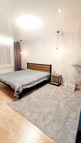 Кровать или кровати в номере Апартаменты улица Владимира Бызова