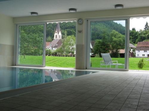Bazén v ubytování Züfle Hotel Restaurant Spa nebo v jeho okolí