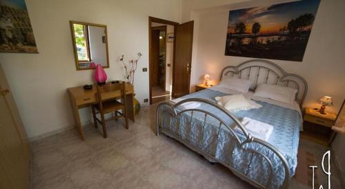 a bedroom with a bed and a desk and a desk at casaemilia2 in Tuoro sul Trasimeno
