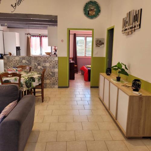 Ruang duduk di Appartement agréable et spacieux ensoleillé