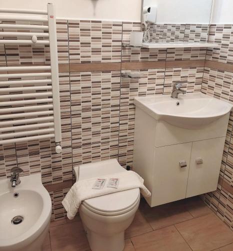 a bathroom with a toilet and a sink at Il Girasole in Vibo Valentia