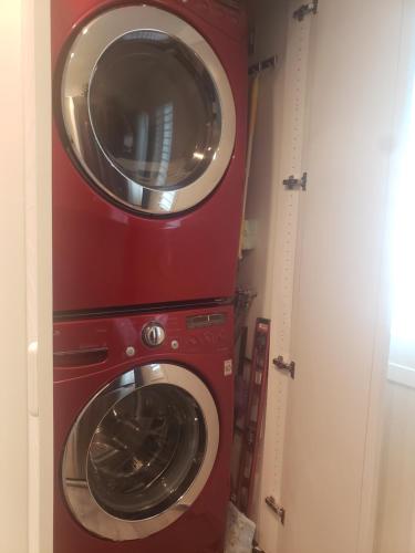 a washing machine and a dryer in a room at CLOUD NINE - Elegance & Comfort in Irvine