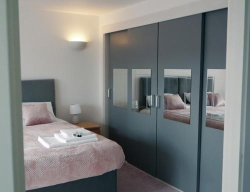 Imagen de la galería de Blue Apartment, 2 Bedroom with Balcony, Netflix, en Peterborough