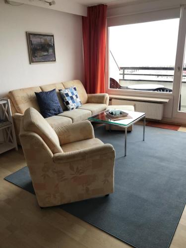 a living room with a couch and a coffee table at Penthouse Kapitänsdeck in Damp