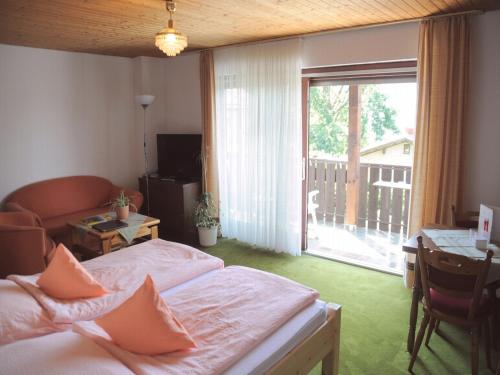 Un dormitorio con dos camas y un escritorio y una ventana. en Landhaus Harmonie, en Arnbruck