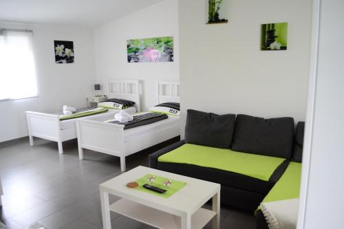 ein Wohnzimmer mit einem Sofa und einem Tisch in der Unterkunft Ferienwohnung am Seewald in Meckenbeuren