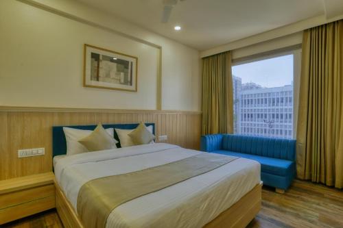 Un pat sau paturi într-o cameră la Hotel Centre Park Bhopal