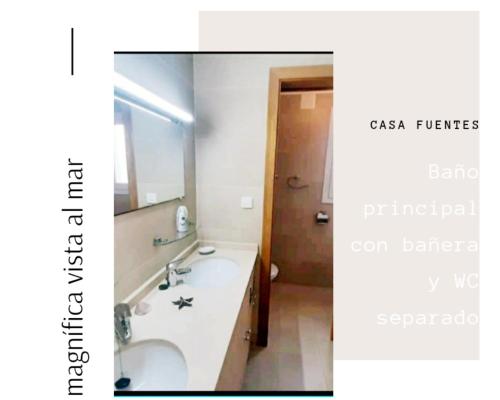 ein Bad mit einem Waschbecken und einem Spiegel in der Unterkunft Casa Fuentes Vista al mar Almuñecar - Haus Fuentes mit beeindruckendem Meerblick in Almuñecar in Almuñécar