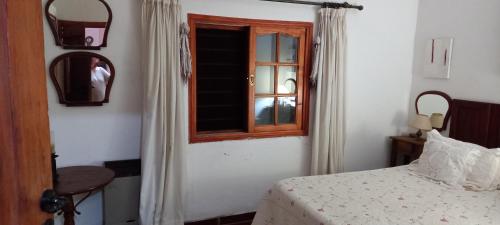 1 dormitorio con cama y ventana en La Caballeriza en La Granja