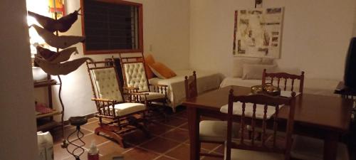 sala de estar con mesa de comedor y sillas en La Caballeriza en La Granja