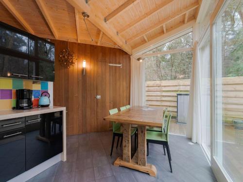 uma cozinha e sala de jantar com uma mesa de madeira em Idyllically located Holiday Home in Norg with Sauna em Norg