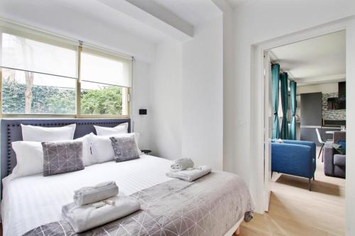 ein Schlafzimmer mit einem großen Bett mit Handtüchern darauf in der Unterkunft TROCADERO/ EIFFEL TOWER - 3 Bedrooms- All New! in Paris