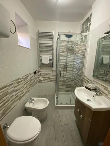 a bathroom with a toilet and a sink and a shower at Casa M&M: Campobasso in Campobasso